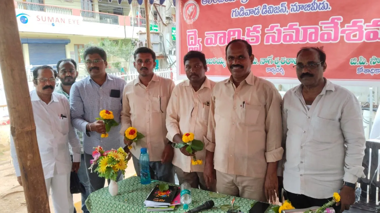 ఆల్ ఇండియా గ్రామీణ తపాలా ఉద్యోగుల సంఘం గుడివాడ డివిజన్ ఉపాధ్యక్షుడిగా ధారావతు. మంగయ్య