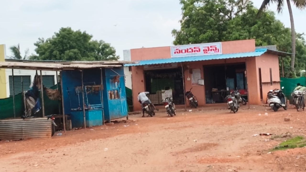 తిరువూరులో నందన్ వైన్స్‌లో కల్తీ మద్యం విక్రయాల ఆరోపణలు.. అధికారుల చర్యలు కోరుతున్న వినియోగదారులు