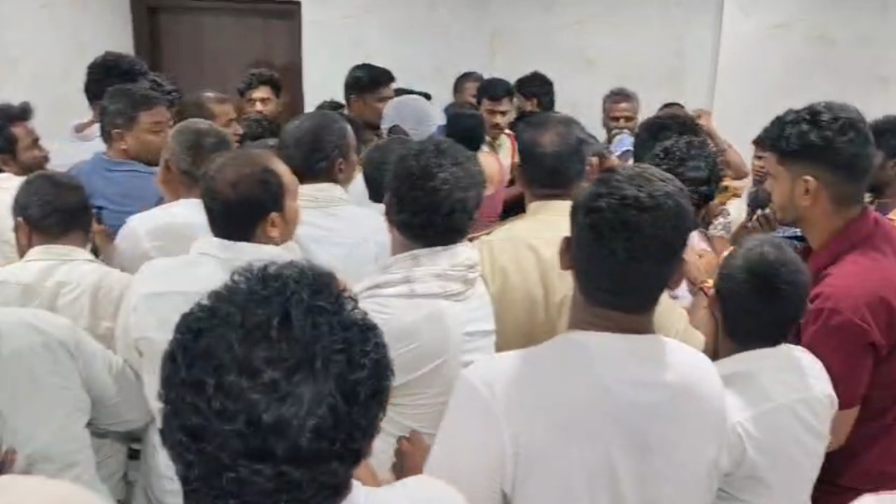 మాచర్లలో ఉద్రిక్తత.. కాన్పు అనంతరం నవవధువు మృతి, ఆసుపత్రి ఎదుట బంధువుల ఆందోళన