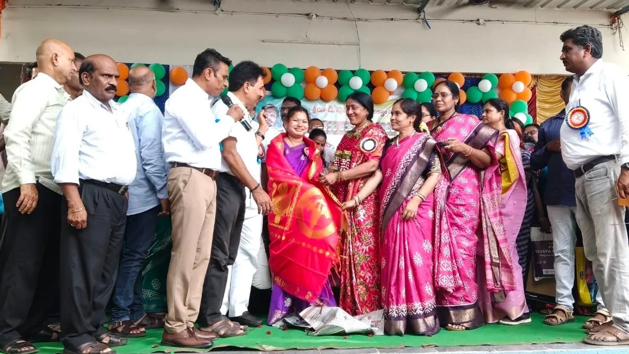 Education: విద్యార్థుల భవిష్యత్తు నిర్మాణంలో ఉపాధ్యాయుల పాత్ర గొప్పది: మున్సిపల్ చైర్‌పర్సన్ వేముల నాగలక్ష్మి