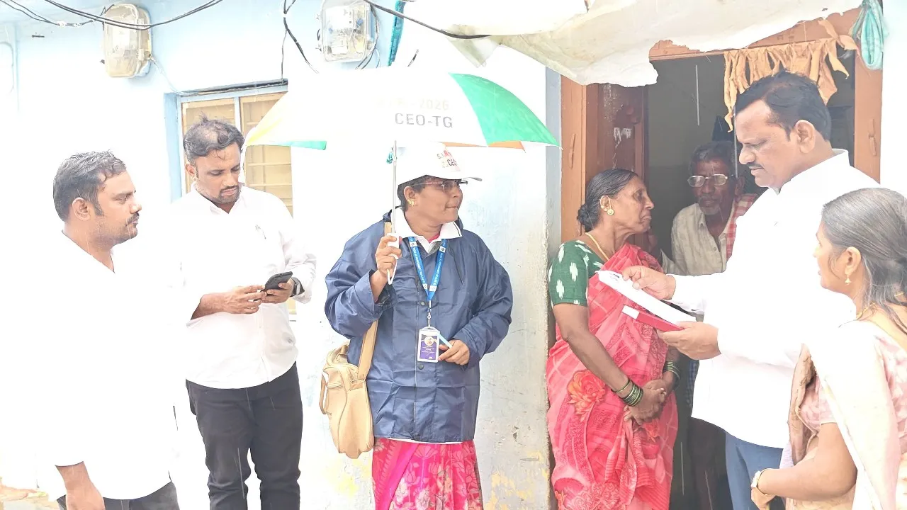 పోలింగ్ కేంద్రాలను పరిశీలించిన  ఎన్నికల అదనపు కలెక్టర్ రాంప్రసాద్