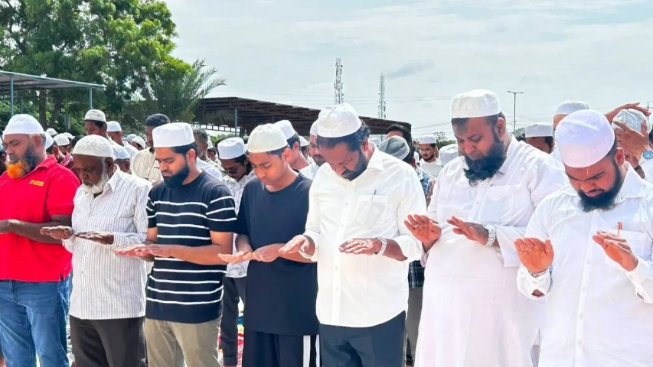 వర్షాలు కురవాలని ముస్లిం సోదరుల ప్రత్యేక ప్రార్థనలు..