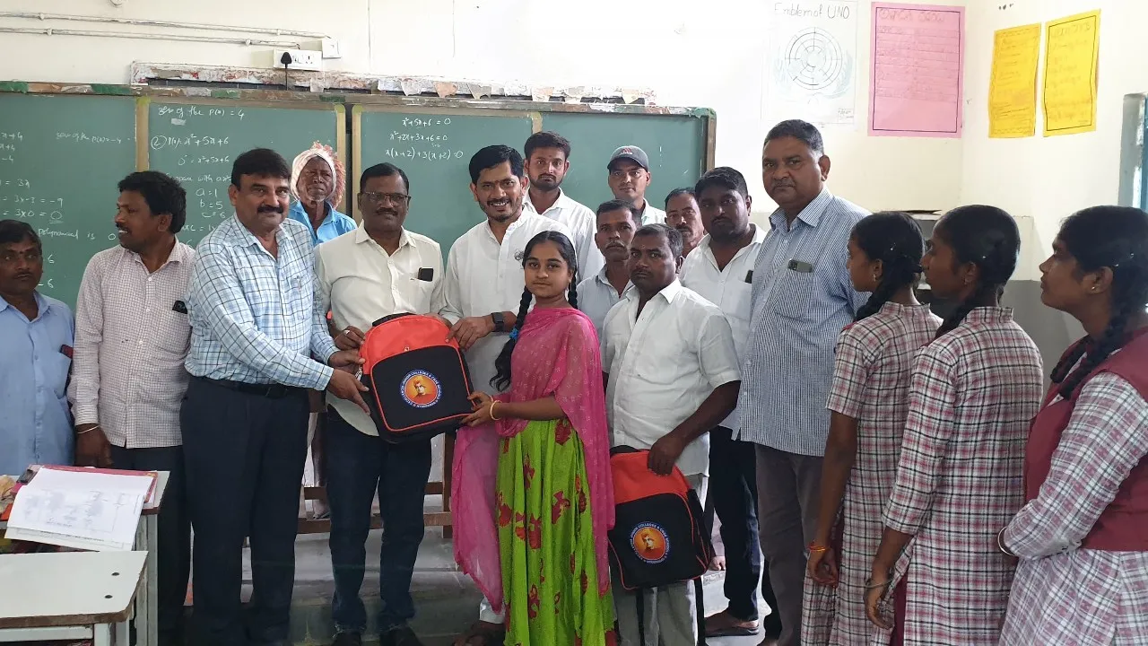 ​ ప్రభుత్వ పాఠశాలల విద్యార్థులకు స్కూల్ కిట్ల పంపిణీ