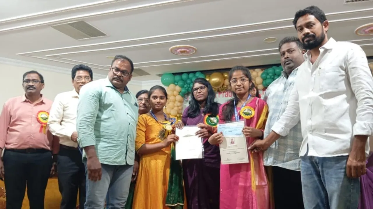 మండలంలో ప్రతిభ చాటిన అనన్య విద్యార్థినులకు షైనింగ్ స్టార్స్ అవార్డు