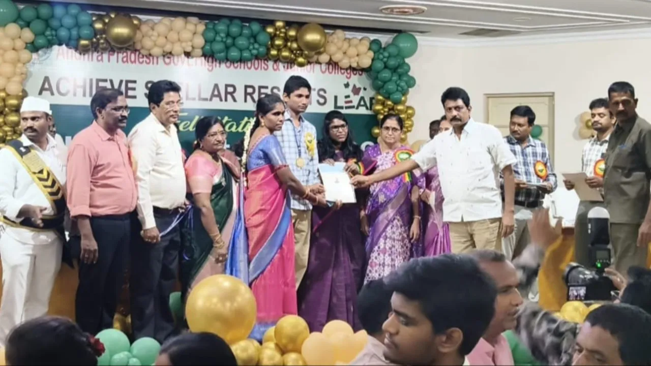 మండలంలో తృతీయ స్థానం సాధించిన విద్యార్థికి 'షైనింగ్ స్టార్స్' అవార్డు
