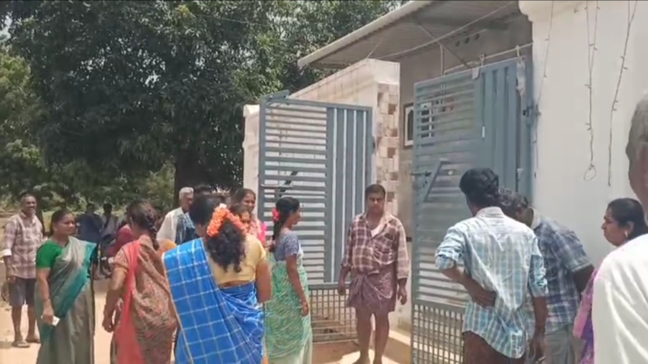 వేల్పుచర్లలో బెల్ట్ షాపు తొలగించాలని గ్రామస్తులు, మహిళల డిమాండ్