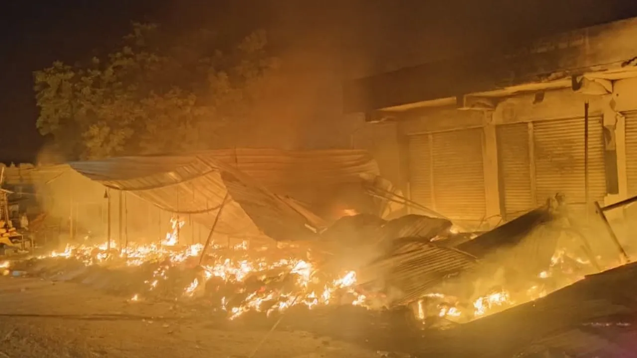 చెరువుగట్టులో భారీ అగ్నిప్రమాదం  15 కి పైగా దుకాణాలు, పంచాయతీ రికార్డు రూమ్ దగ్ధం