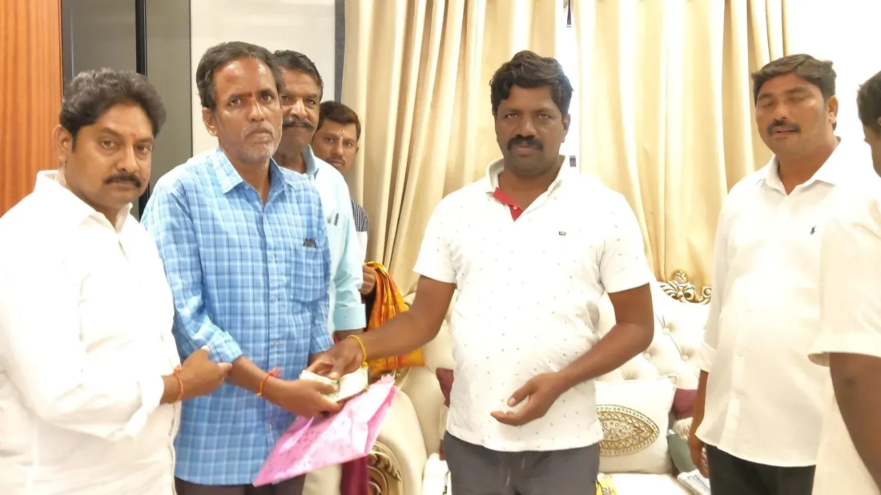 నిరుపేద చేనేత విద్యార్థినికి ఎమ్మెల్యే వేముల వీరేశం చేయూత