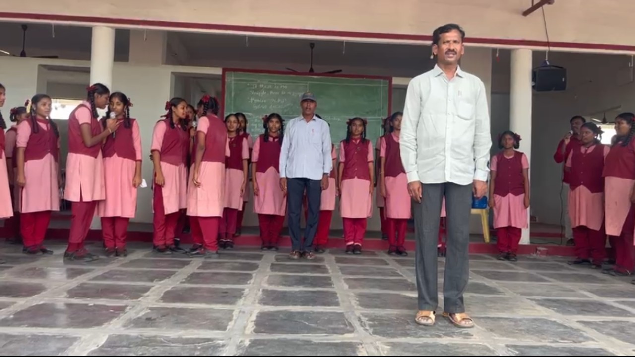 జాతీయ గీతం గొప్పతనాన్ని విద్యార్థులకు వివరించిన ప్రిన్సిపాల్