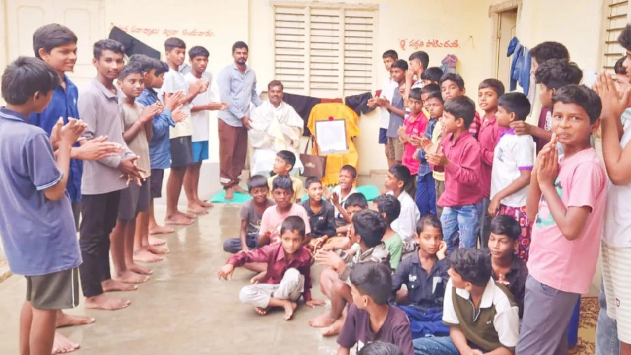 ఉరుమడ్ల బీసీ హాస్టల్‌లో ఘనంగా గురు పౌర్ణమి వేడుకలు