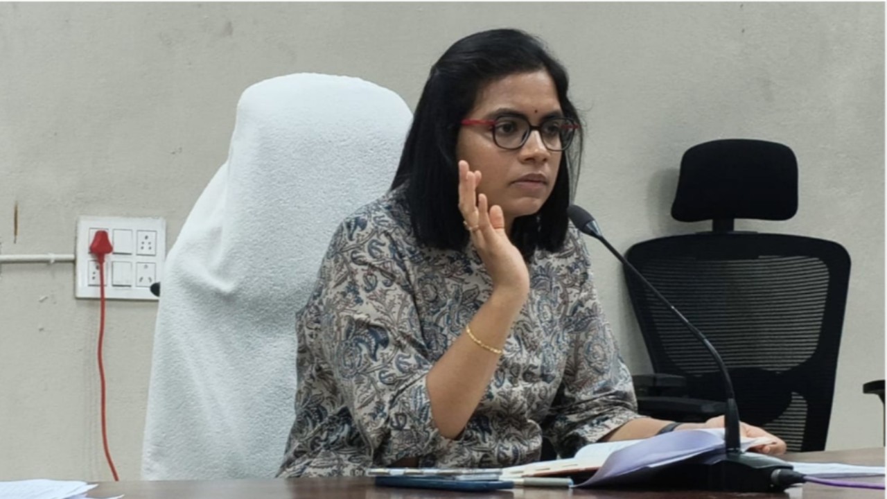 మొక్కజొన్న రైతుల బకాయిలపై సబ్ కలెక్టర్ సీరియస్  కంపెనీలకు రెండు రోజుల గడువు.. నివేదిక ఇవ్వకపోతే చర్యలు