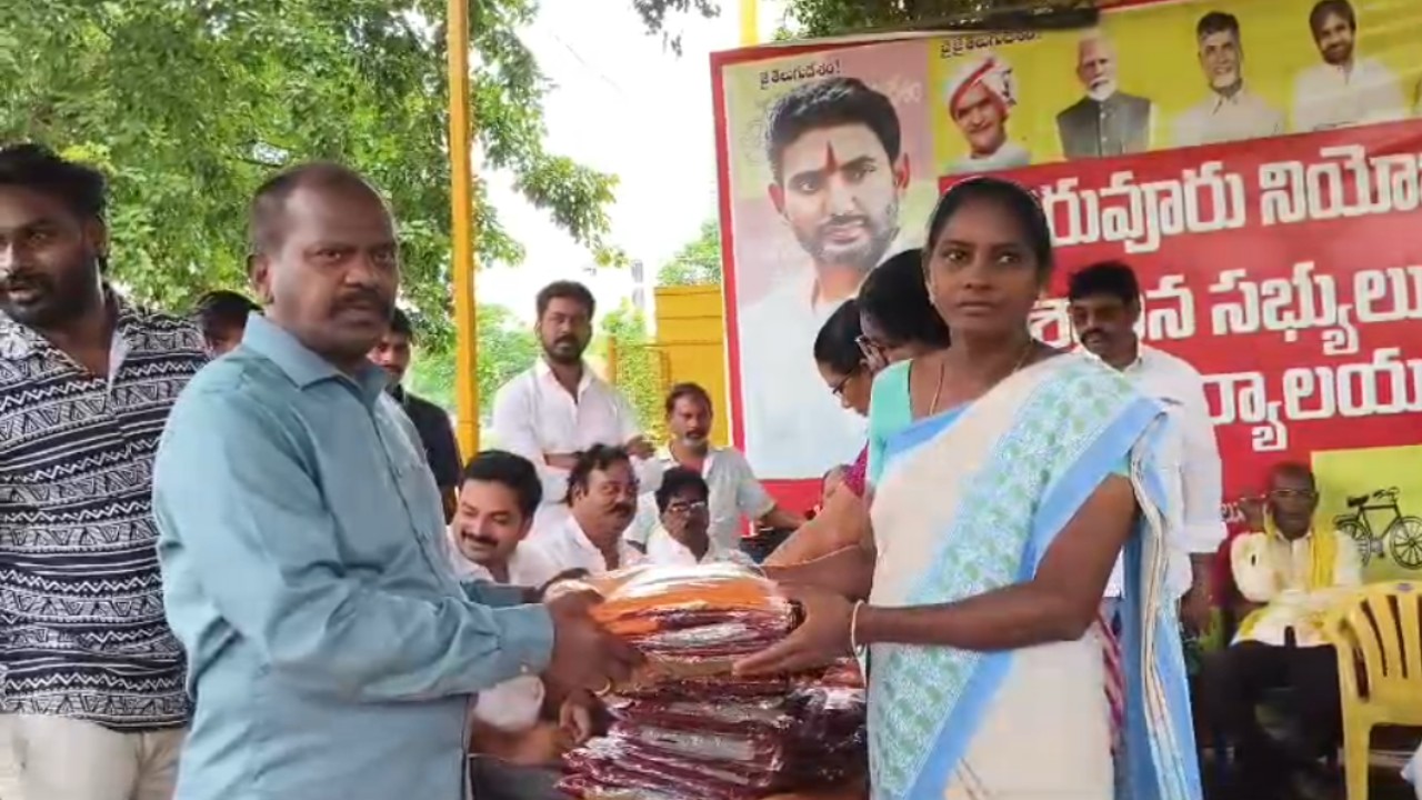 తిరువూరులో అంగన్వాడీ కార్యకర్తలకు రెండు జతల చీరల పంపిణీ చేసిన శాసనసభ్యులు కొలికపూడి శ్రీనివాస రావు 