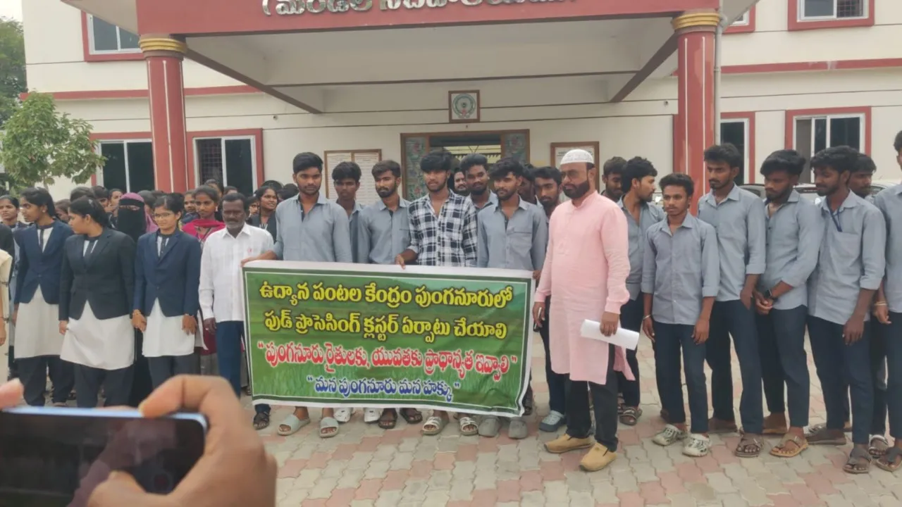 మన పుంగనూరు మనహక్కు నినాదాలతో విద్యార్థుల జోరు ర్యాలీ...