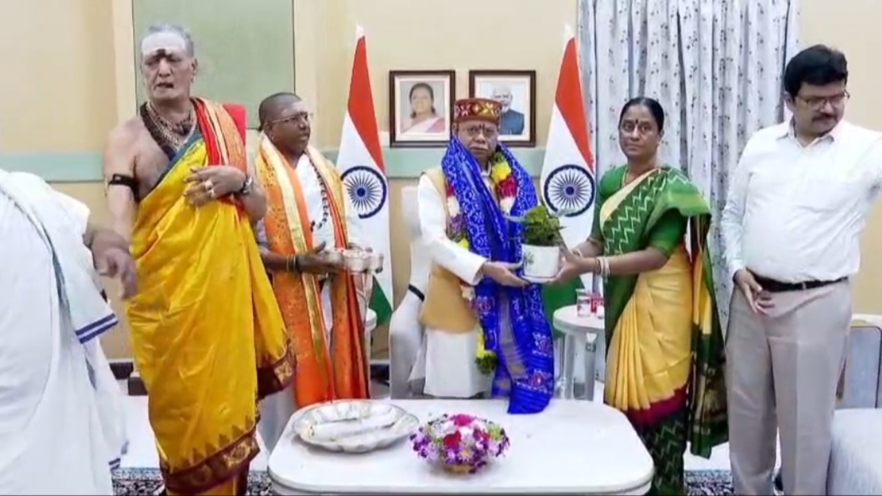 లష్కర్ బోనాల ఉత్సవాలకు గవర్నర్ శివప్రతాప్ శుక్లాకు మంత్రి కొండా సురేఖ ఆహ్వానం