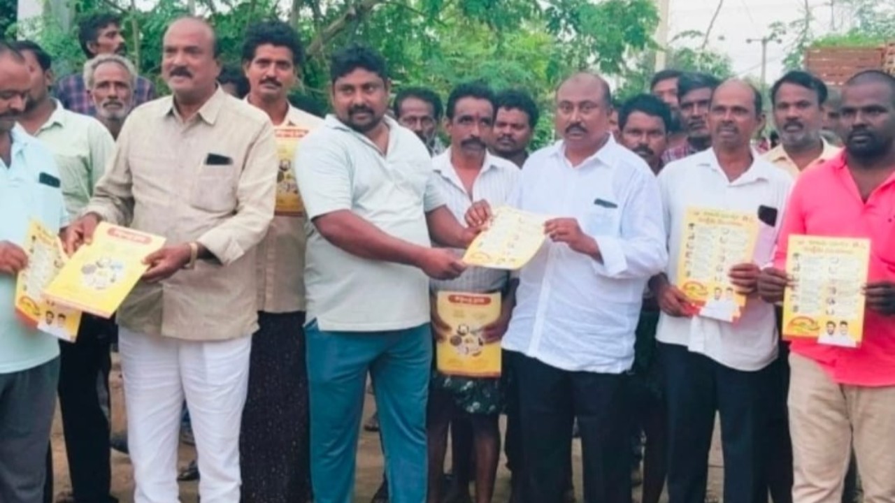 పోలవరంలో ఇంటింటికీ తెలుగుదేశం.. అభివృద్ధి కరపత్రాల పంపిణీ