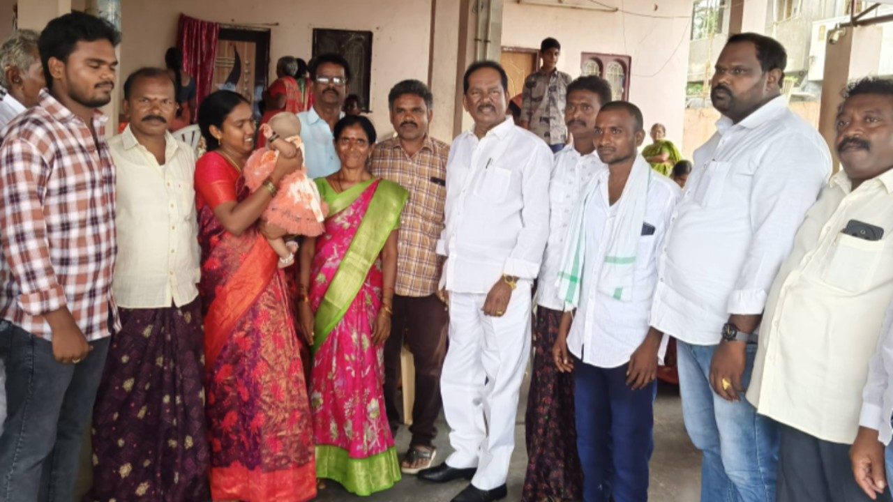 బొర్రగూడెంలో చిన్నారి లాశ్రిత అన్నప్రాసన్న కార్యక్రమంలో పాల్గొన్న ముద్దరబోయిన వెంకటేశ్వరరావు