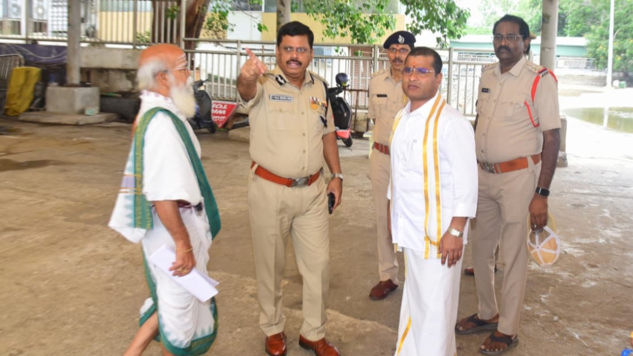 దసరా ఏర్పాట్లపై దుర్గగుడిలో పోలీస్ కమిషనర్ సమీక్ష