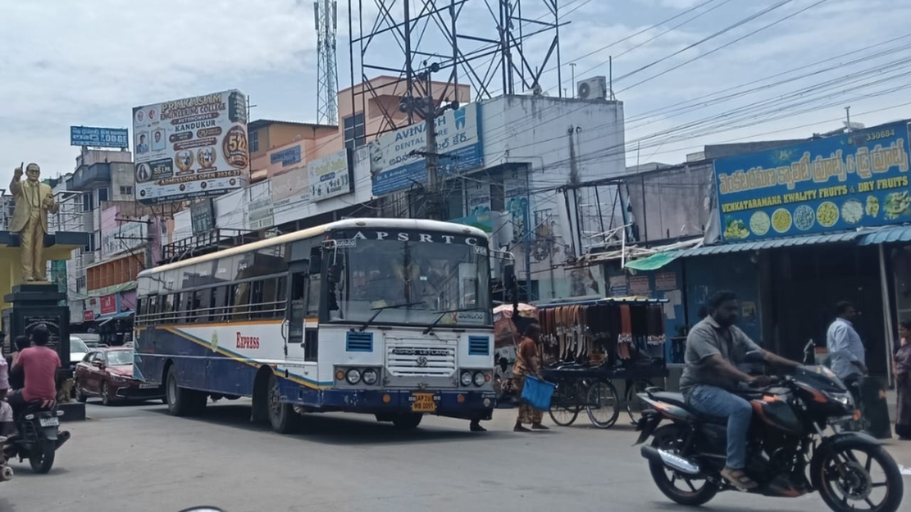 గూడూరు పాత బస్టాండ్‌లో హైర్ బస్సుల నిర్లక్ష్యం..