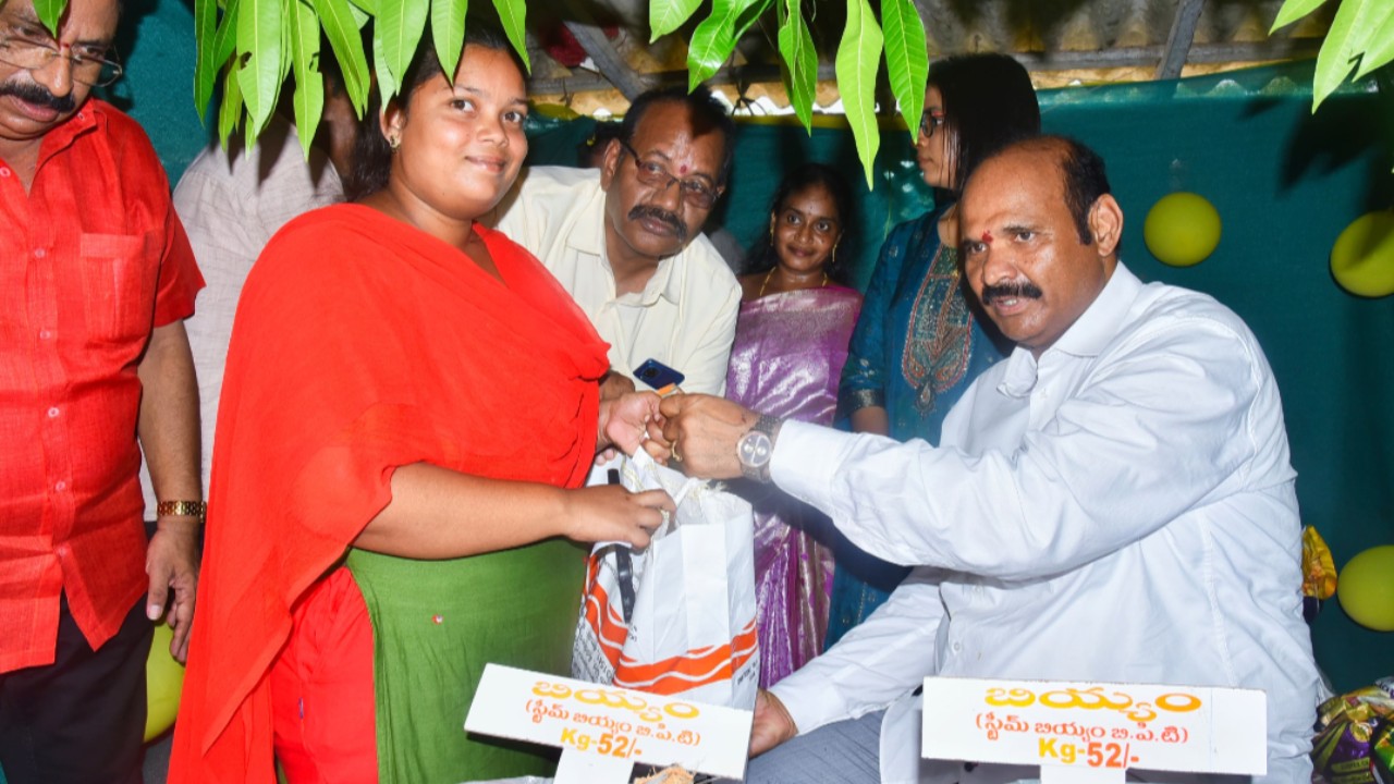రూ.52కే నాణ్యమైన సన్న బియ్యం.. నూజివీడులో మంత్రి కొలుసు పార్థసారథి ప్రారంభం