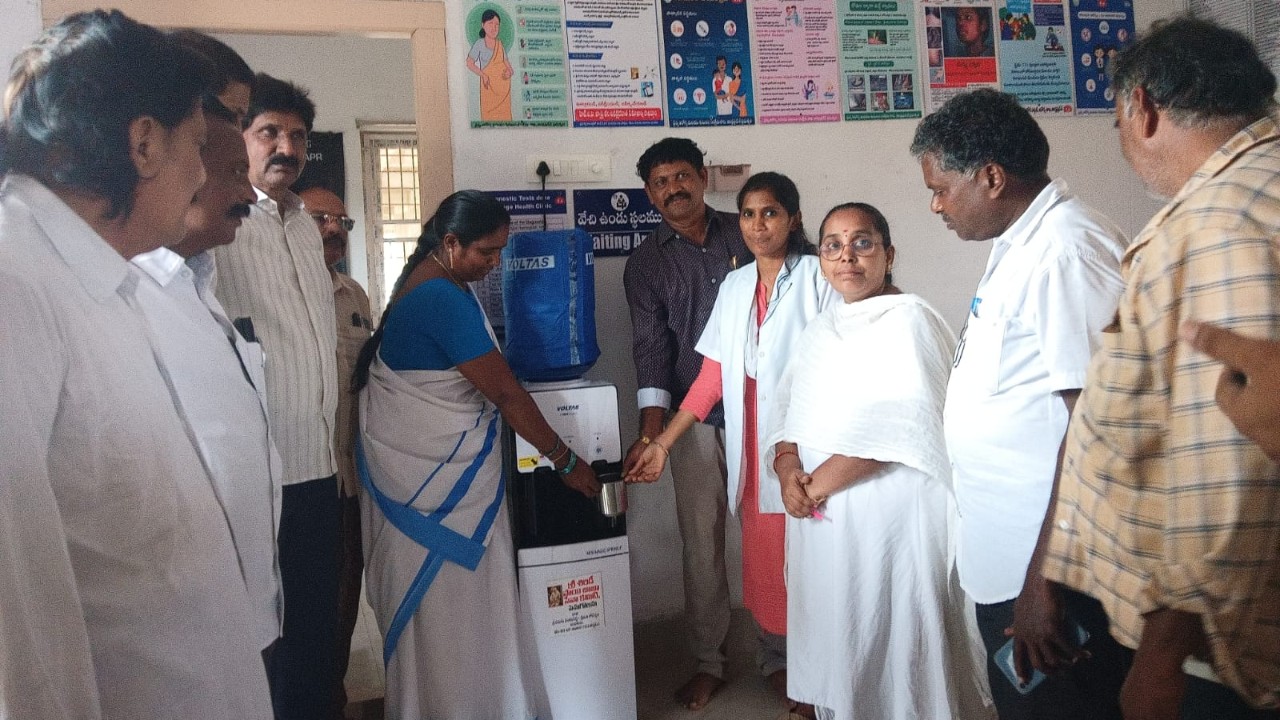 ఆరోగ్య కేంద్రానికి వాటర్ డిస్పెన్సర్ అందజేత