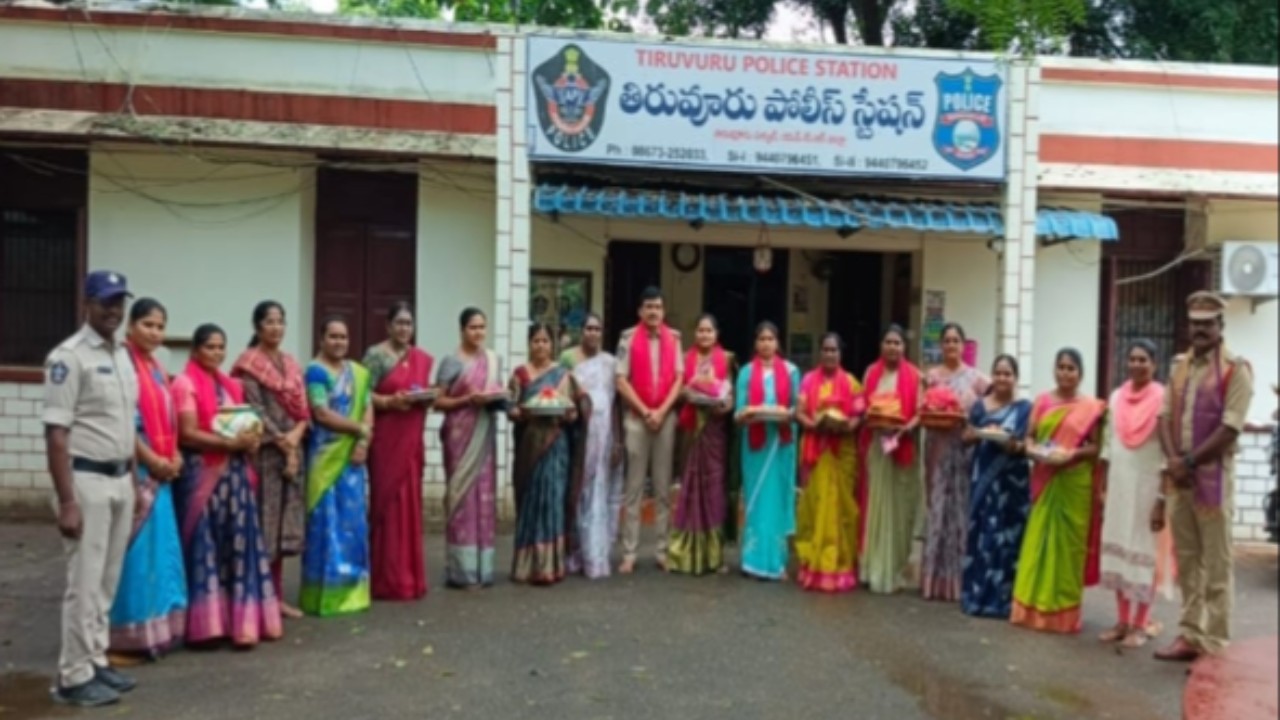 ఆషాడమాసం సందర్భంగా కనకదుర్గ అమ్మవారికి తిరువూరు పోలీసుల సారె సమర్పణ