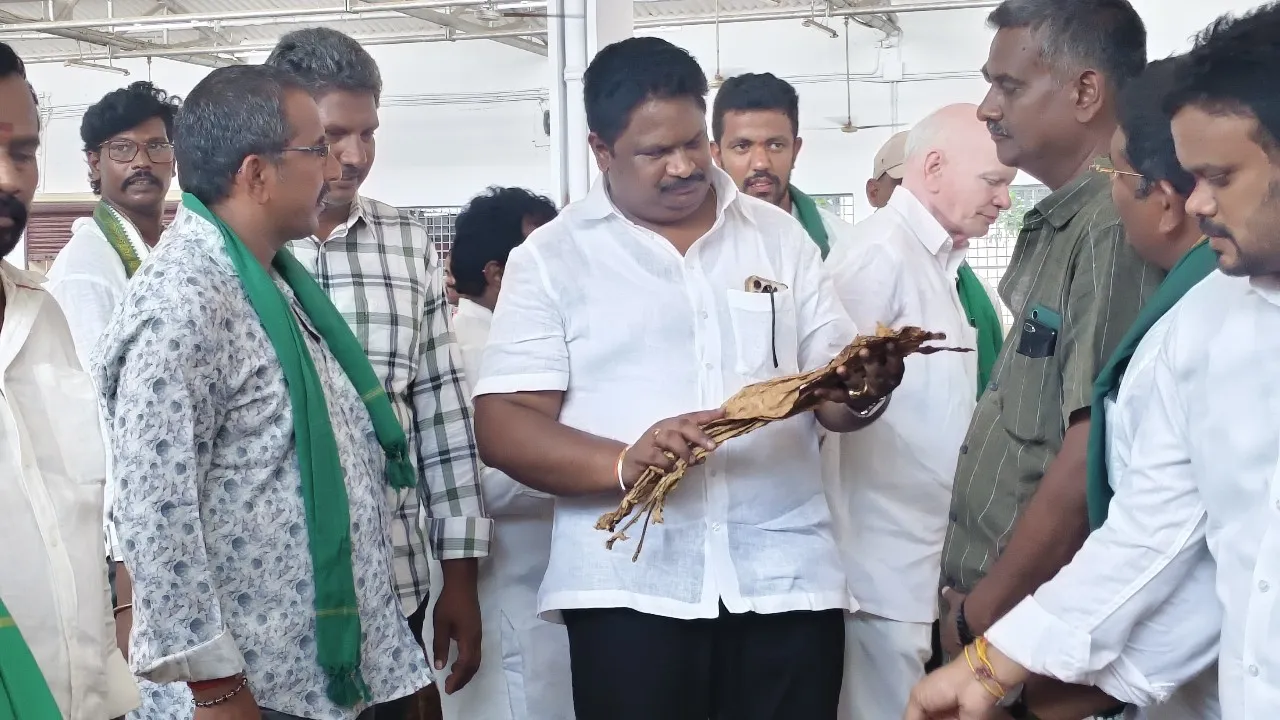 దేవరపల్లిలో వై యస్ జగన్ పొగాకు రైతుల పరామర్శ కార్యక్రమంలో పాల్గొన్న జిల్లా అధ్యక్షులు చిర్ల జగ్గిరెడ్డి