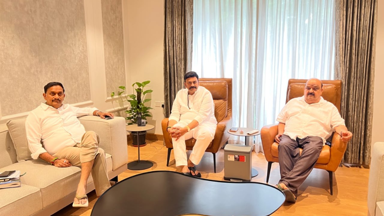 న్యూఢిల్లీలో రాజకీయ ఆత్మీయ భేటీ.. సమకాలీన అంశాలపై చర్చ