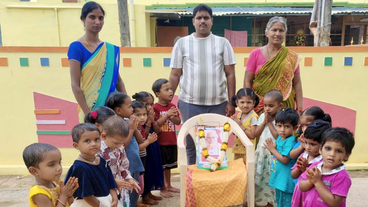 పెనుగొలనులో ప్రజా గాయకుడు గద్దర్‌కు ఘన నివాళి
