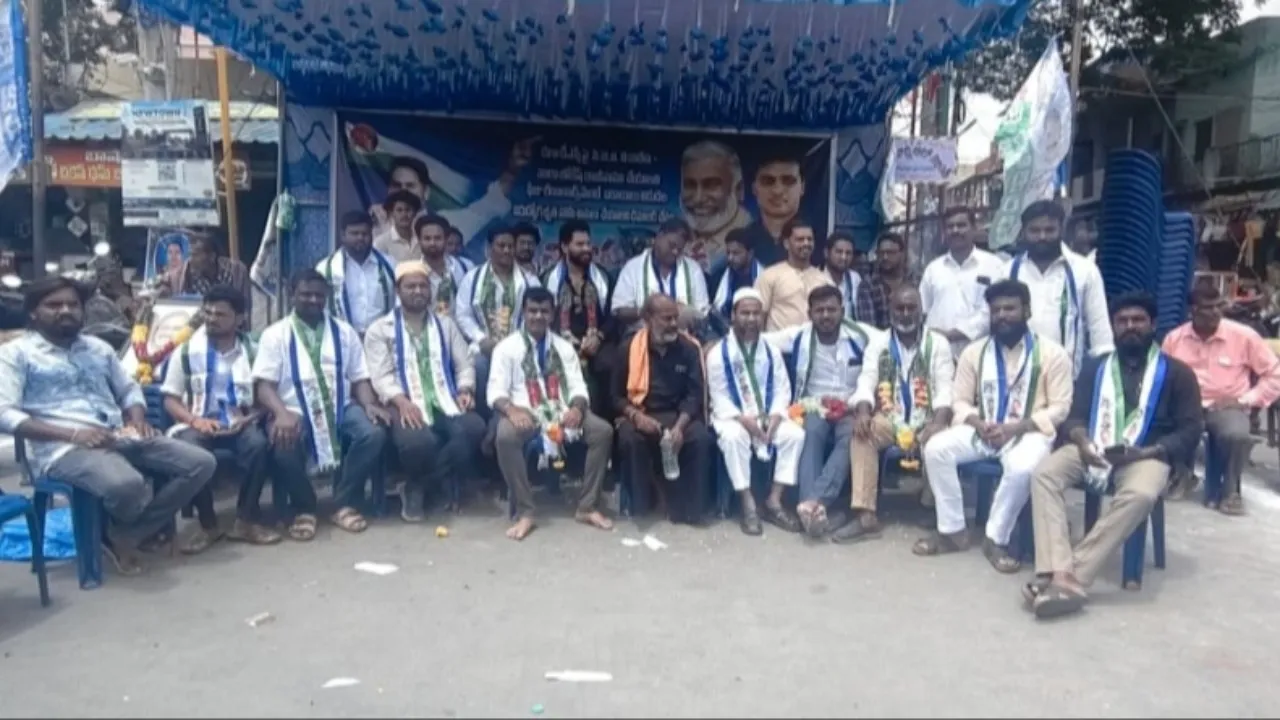 హామీలు ఎక్కడ?.. నిరుద్యోగ భృతి కోసం పుంగనూరులో రిలే దీక్షలు!..