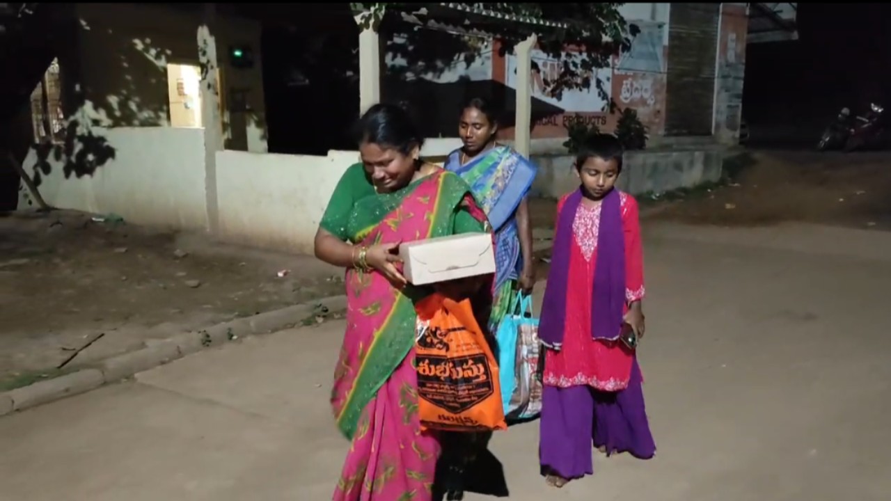 పుట్టినరోజు వేళ గురుకుల విద్యార్థినిని బయటకు పంపించారంటూ ఆరోపణలు