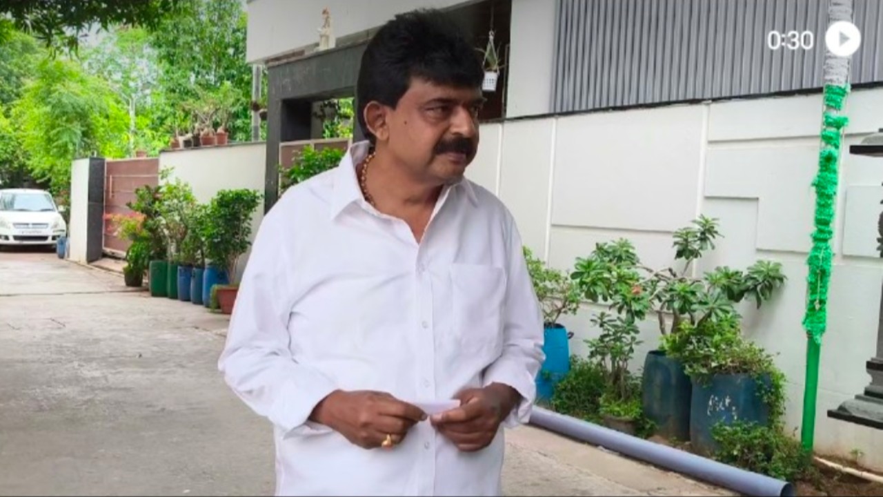 విజయ డైరీపై హెరిటేజ్‌ కన్ను?  చైర్మన్‌ ఎన్నికైన గంటలోపే రాజీనామా చేయించారన్న ఆరోపణలు  ఇద్దరు మంత్రులు బెదిరించారని మాజీ మంత్రి పేర్ని నాని వ్యాఖ్యలు