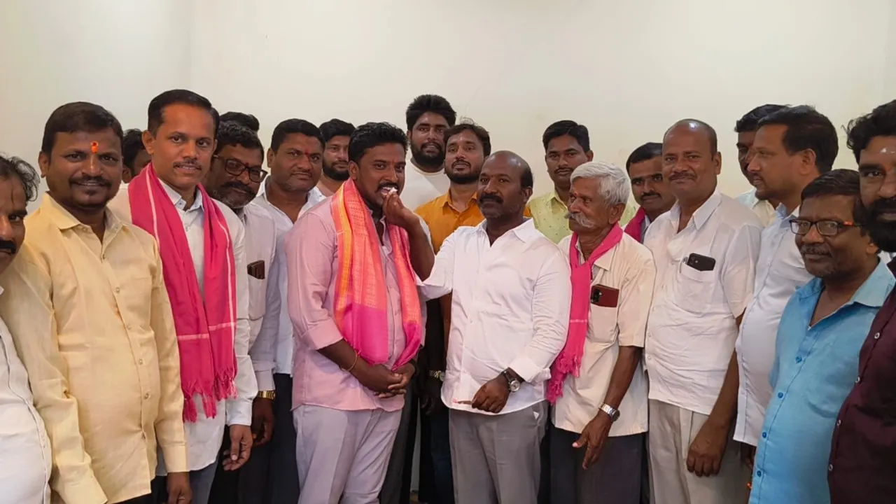 మాజీ ఎమ్మెల్యే చిరుమర్తి సమక్షంలో ఆవుల ఆనంద్ యాదవ్ జన్మదిన వేడుకలు