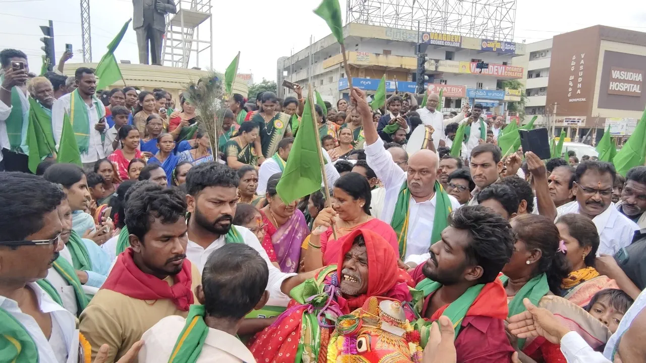 ఘనంగా నిర్వహించిన ఆదివాసీల భారీ ర్యాలీ.....