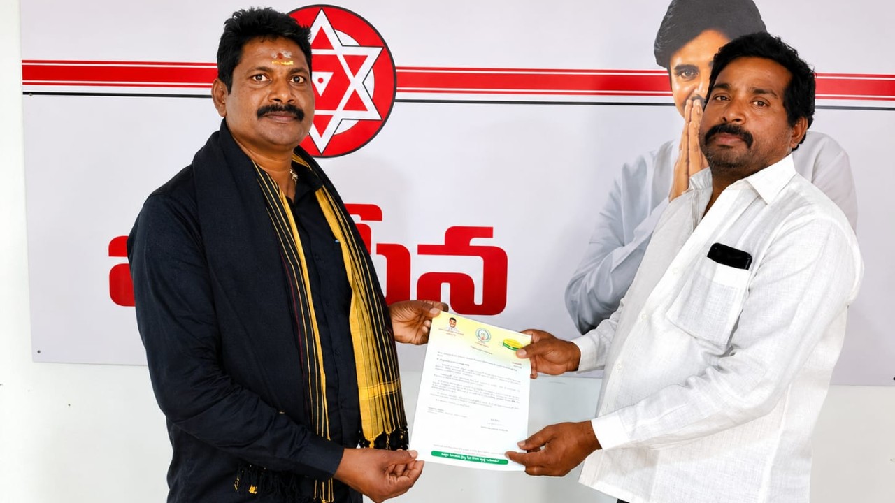 చాట్రాయి గ్రామ వాసికి కూటమి ప్రభుత్వం ఆధ్వర్యంలో సీఎంఆర్‌ఎఫ్ చెక్ అందజేత