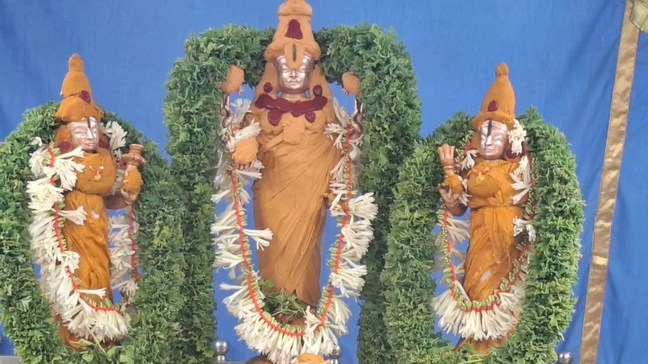 శ్రీ వెంకటేశ్వర స్వామికి పసుపు, కుంకుమ అర్చనలు – పూలతో ప్రత్యేక అలంకరణ...