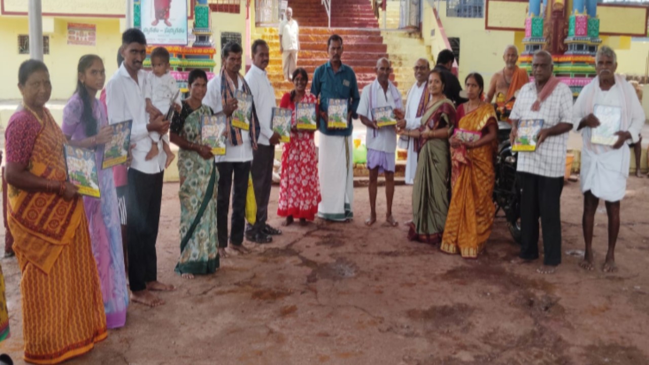 జమలాపురం వేంకటేశ్వర స్వామి దేవస్థానం వద్ద గోమాత చిత్రపటాలు, హనుమాన్ చాలీసా పుస్తకాల పంపిణీ