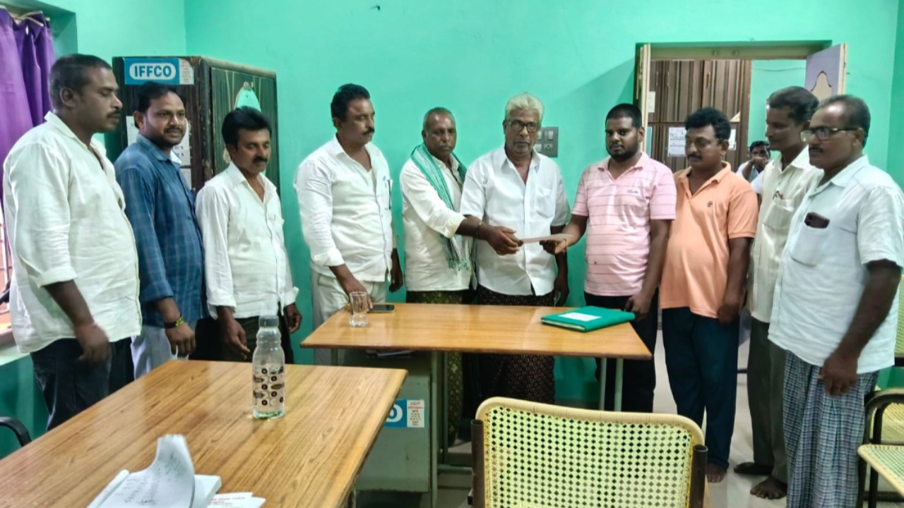 అప్పారావు కుటుంబానికి సహకార సంఘం తరుఫున ఆర్థిక సాయం