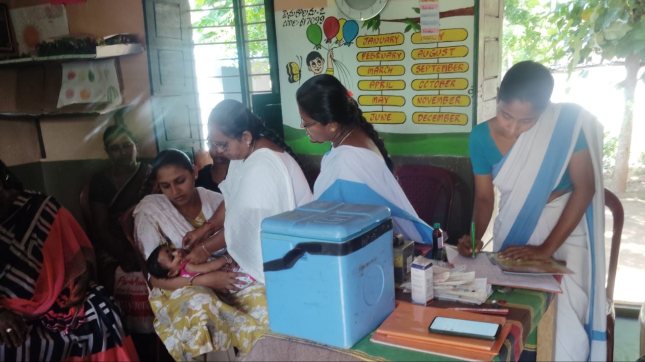 పెనుగొలనులో గర్భిణీలు, బాలింతలు, చిన్నారులకు వ్యాధి నిరోధక టీకాలు