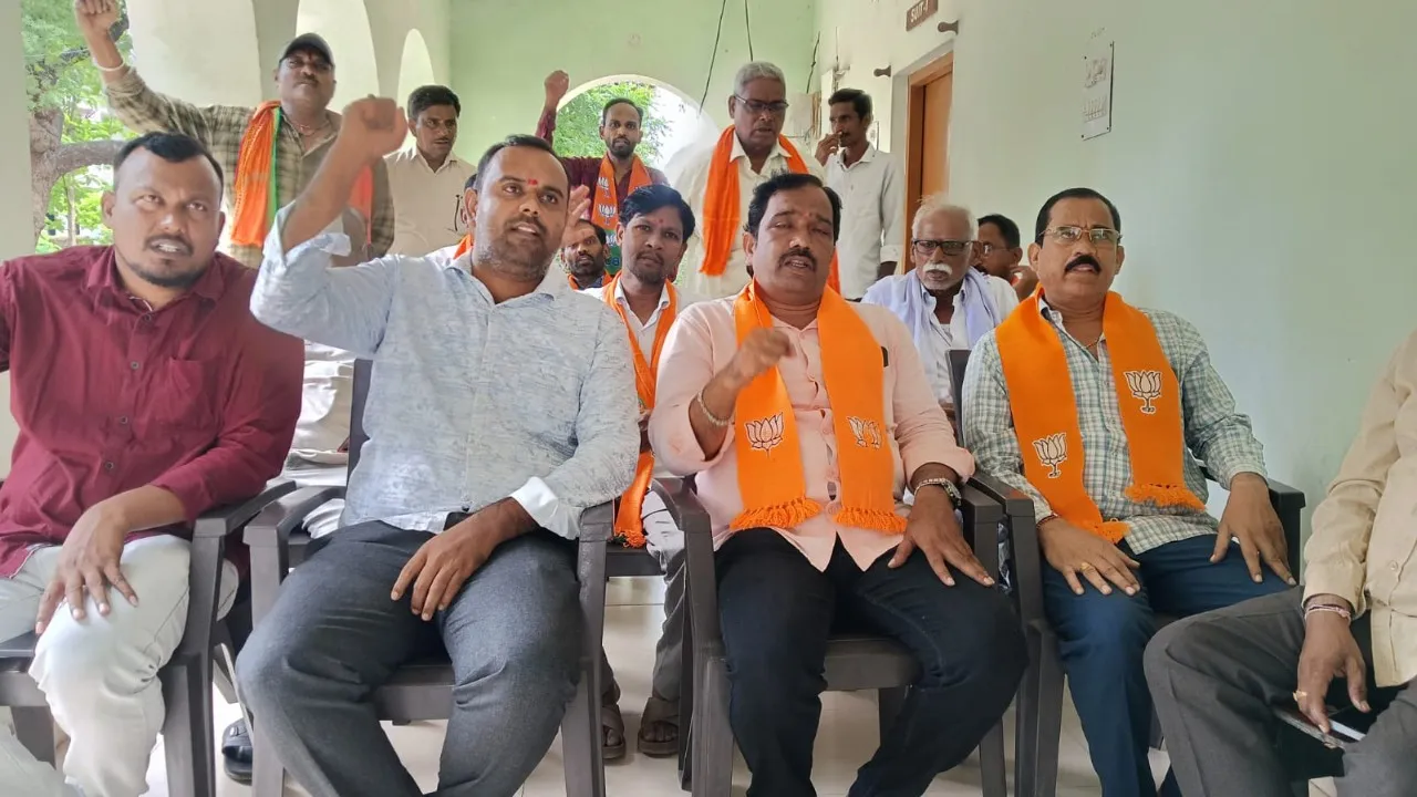 బీఆర్ఎస్ కాంగ్రెస్, నేతల వ్యాఖ్యలను ఖండించిన బీజేపీ కార్యకర్తలు 