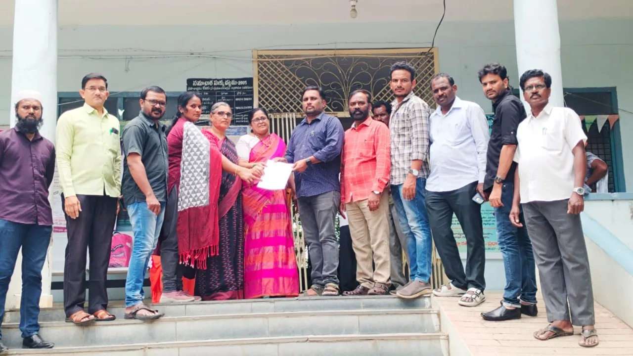 పి ఆర్ సి ని ప్రకటించాలని ఎమ్మార్వో కు వినతి