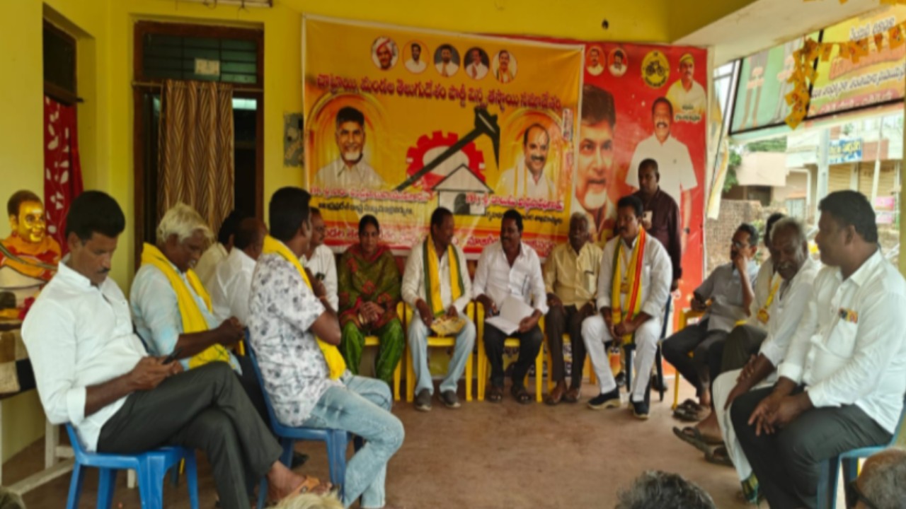 స్థానిక ఎన్నికల్లో టీడీపీ జెండా ఎగరాలి  మండలంలోని అన్ని స్థానాలు కైవసం చేసుకునేలా కార్యకర్తలు కృషి చేయాలి  మండల టీడీపీ అధ్యక్షుడు ఇజ్జిగాని 