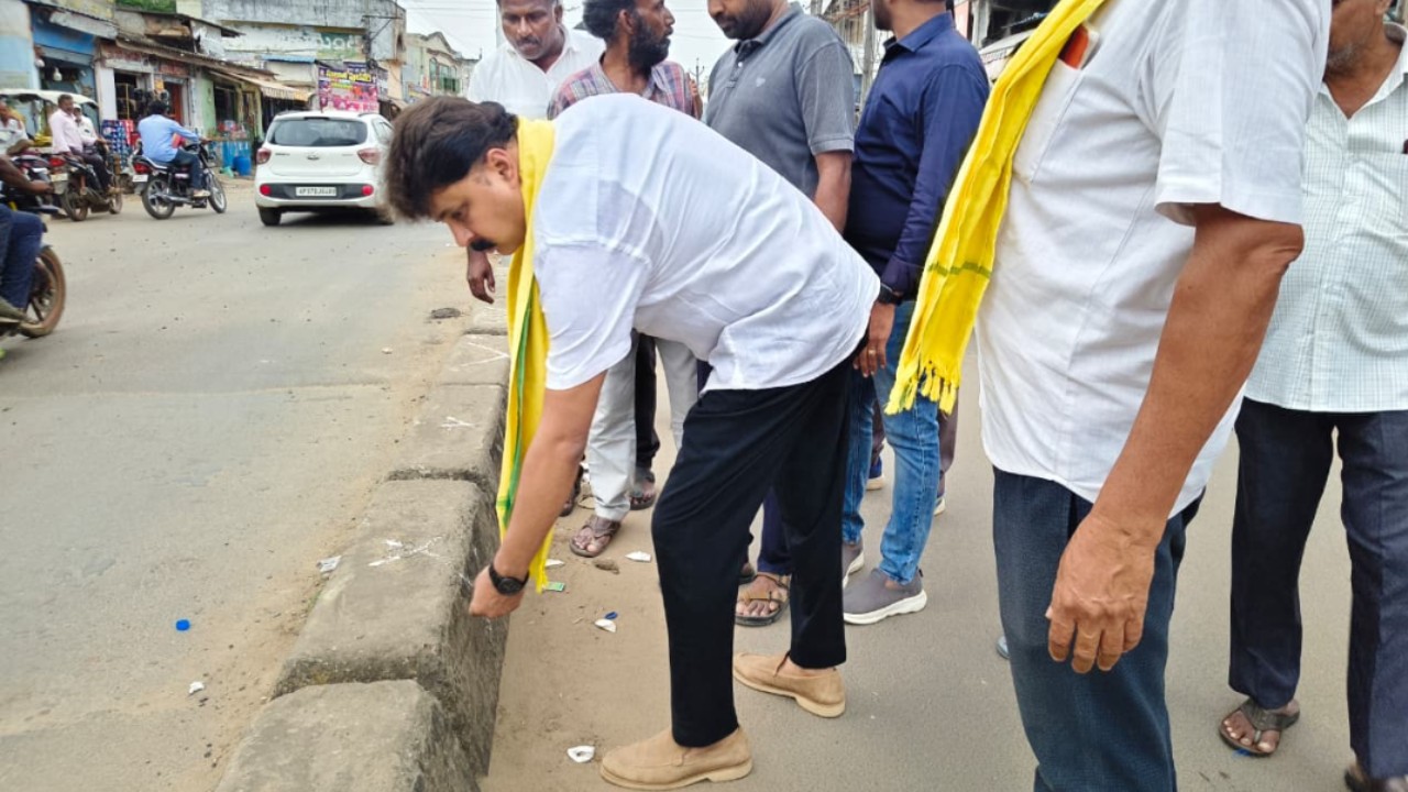 పెయింట్ మై టౌన్  చింతలపూడి పట్టణ సుందరీకరణకు ఎమ్మెల్యే సొంగా రోషన్ కుమార్ శ్రీకారం