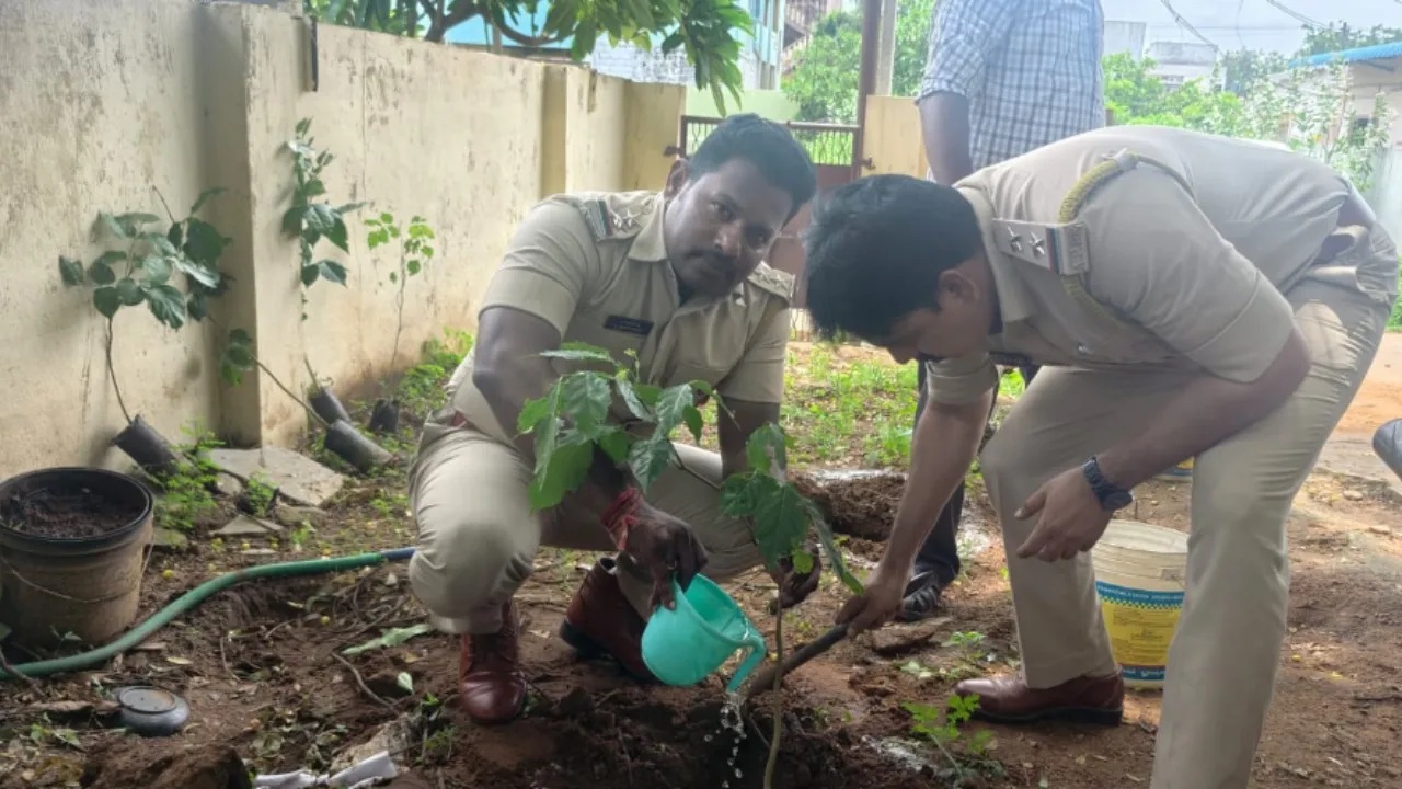 నూజివీడు ఎక్సైజ్ స్టేషన్‌లో మొక్కలు నాటిన అధికారులు