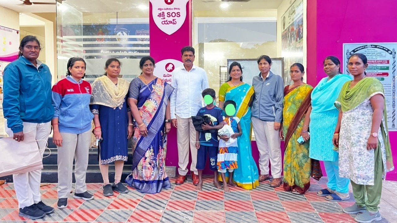 తుమ్మగూడెంలో దిక్కులేని నలుగురు చిన్నారులకు అండగా నిలిచిన పోలీసులు