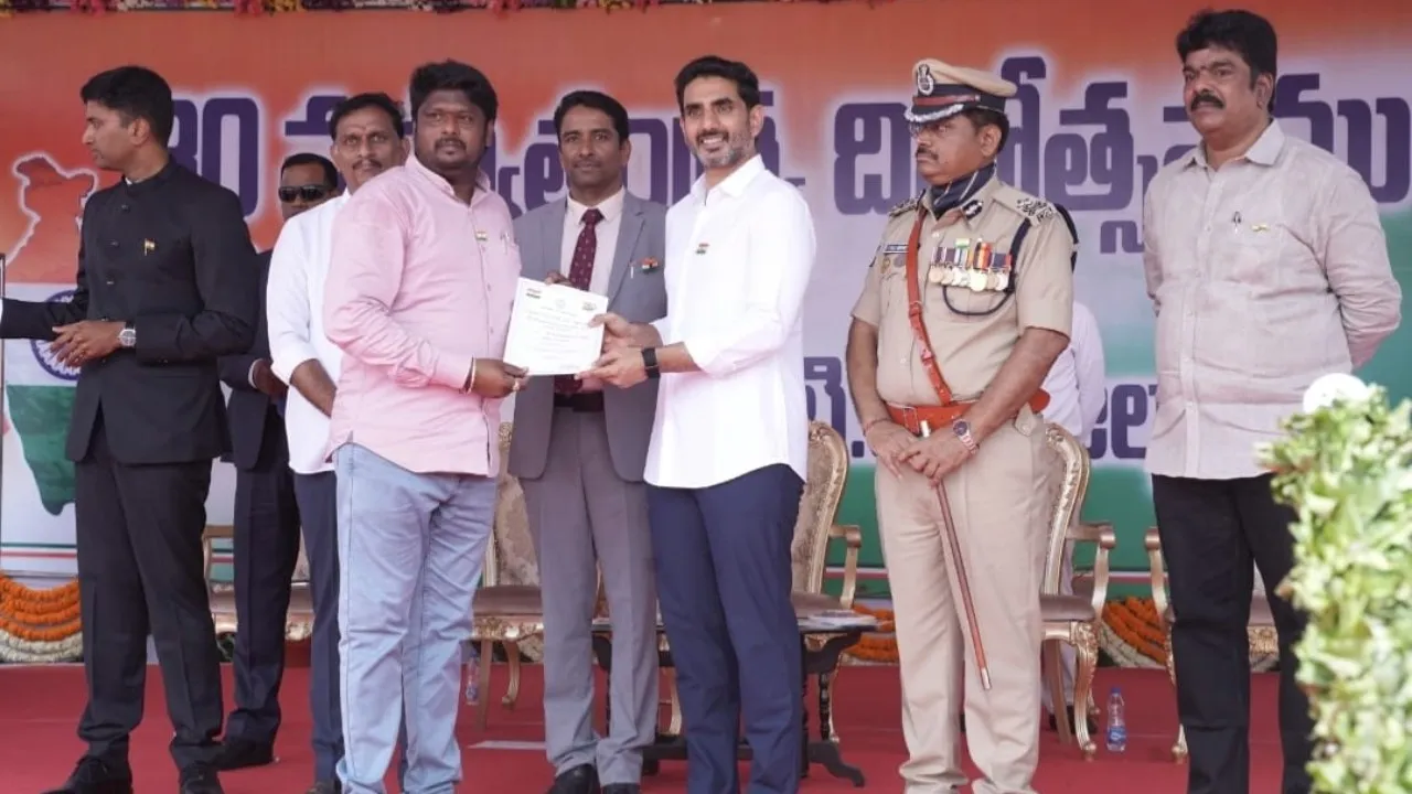 తిరువూరు ఆర్డీవో కార్యాలయ సీనియర్ అసిస్టెంట్‌కు ఉత్తమ సేవా పురస్కారం