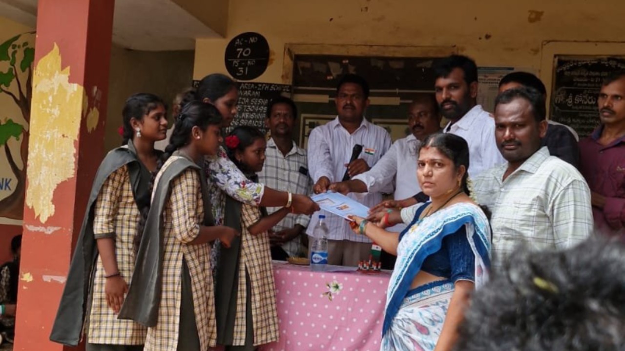 పోలవరం పూర్వ విద్యార్థుల మానవత్వం.. మృతి చెందిన స్నేహితుడి కుటుంబానికి ఆర్థిక భరోసా