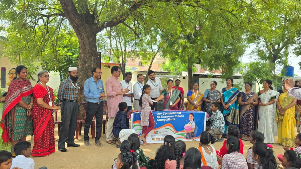 స్వాతంత్ర్య వేడుకల్లో విద్యార్థులకు ఉపకార వేతనాలు, నగదు బహుమతులు
