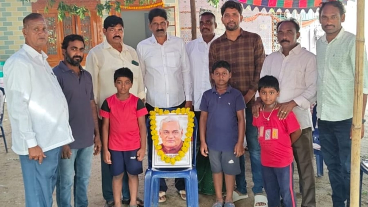 పెనుగొలనులో మాజీ ప్రధాని అటల్ బిహారీ వాజ్‌పేయి వర్ధంతి కార్యక్రమం
