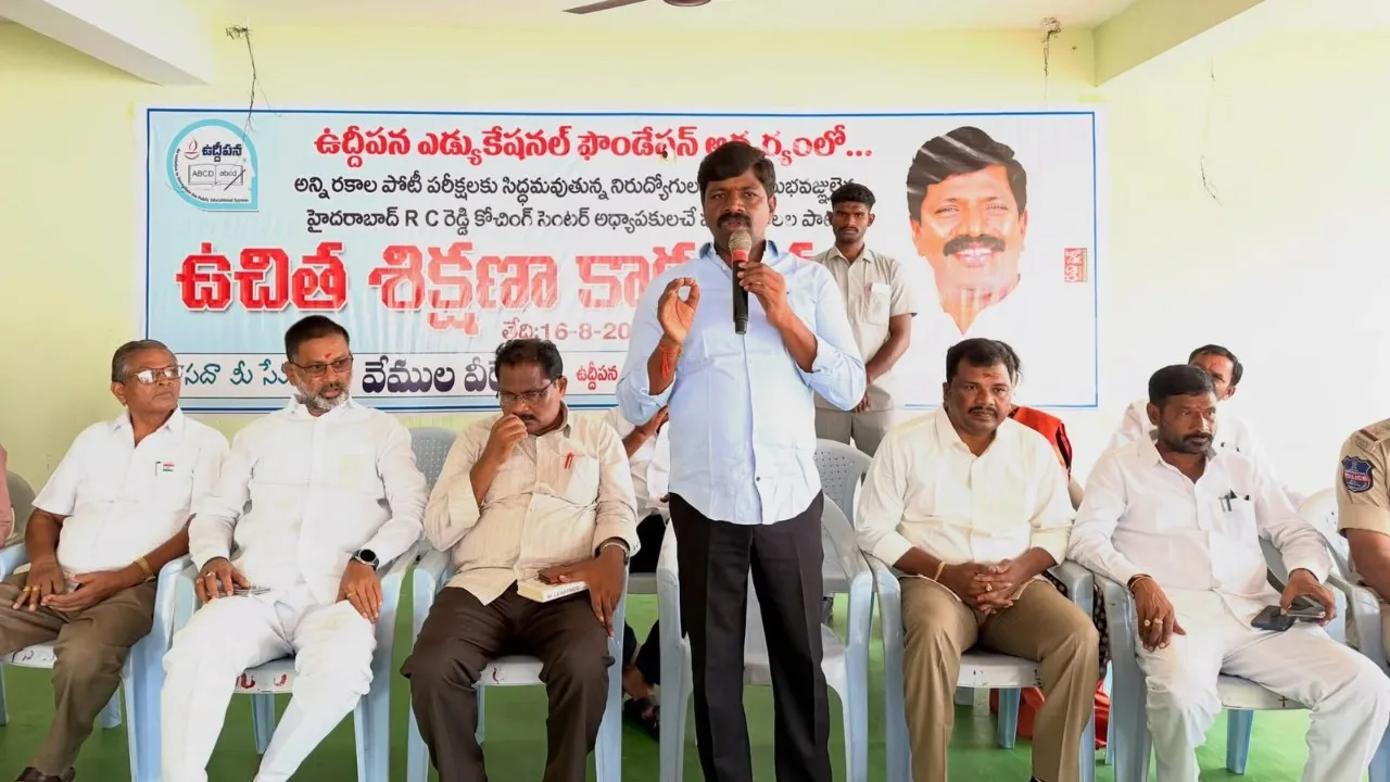 ప్రభుత్వ ఉద్యోగమే లక్ష్యంగా ముందుకు సాగాలి 
