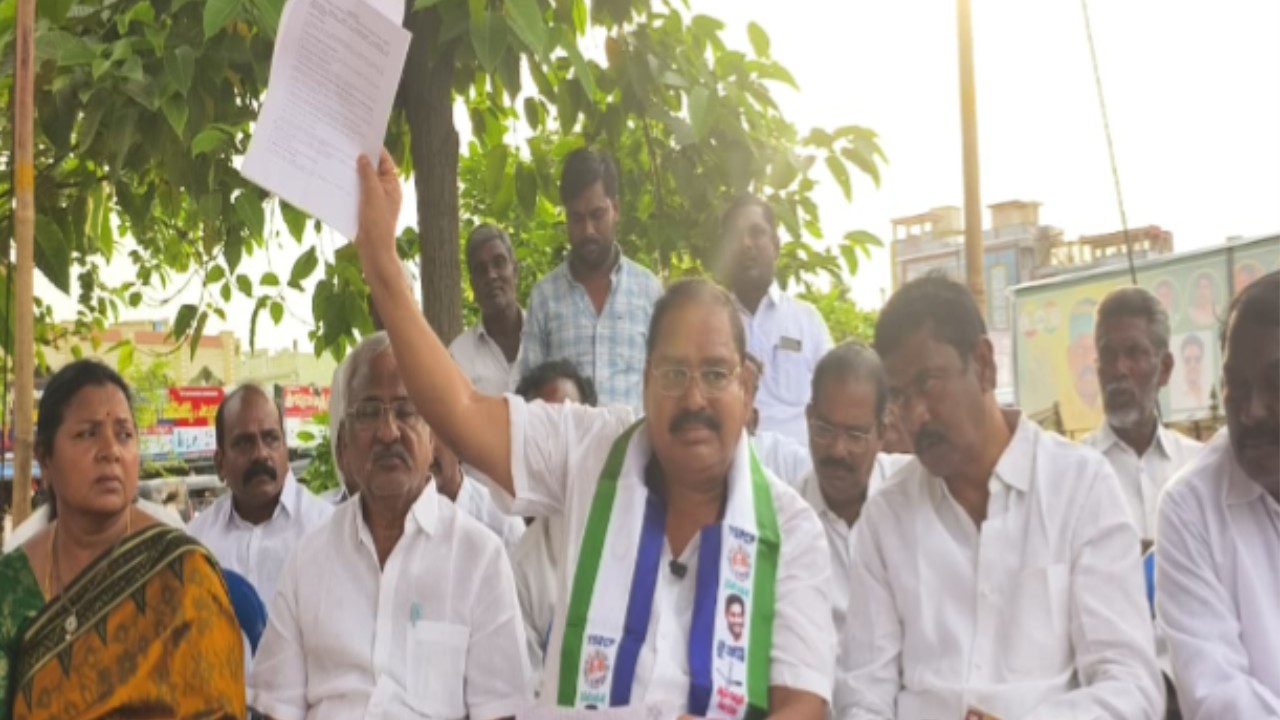 తిరువూరులో రూ.50 కోట్ల విలువైన ప్రభుత్వ భూముల అక్రమ రిజిస్ట్రేషన్లు జరిగాయంటూ వైసీపీ ఆరోపణలు